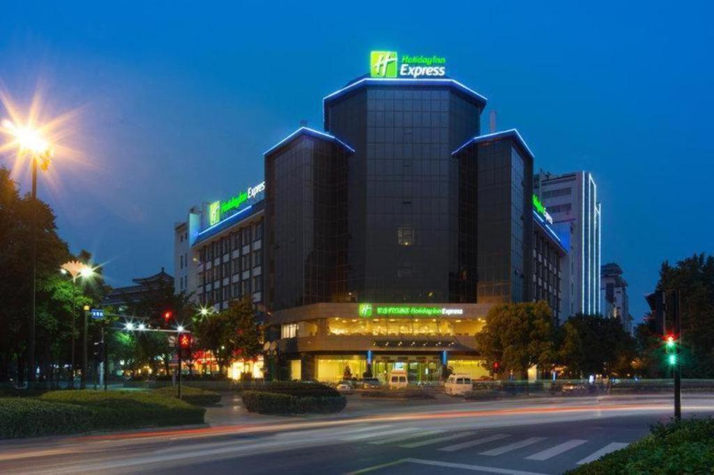 Holiday Inn Express Yangzhou City Center By Ihg Екстер'єр фото